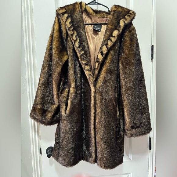 Dennis Basso  Faux Fur Heavy Soft Slippery Feel Medium Hook +Eye Closure - Picture 2 of 9